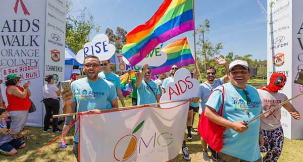 Personas LGBTQ+ y seropositivas caminan en la Marcha Anual contra el SIDA de Radiant Health Centers