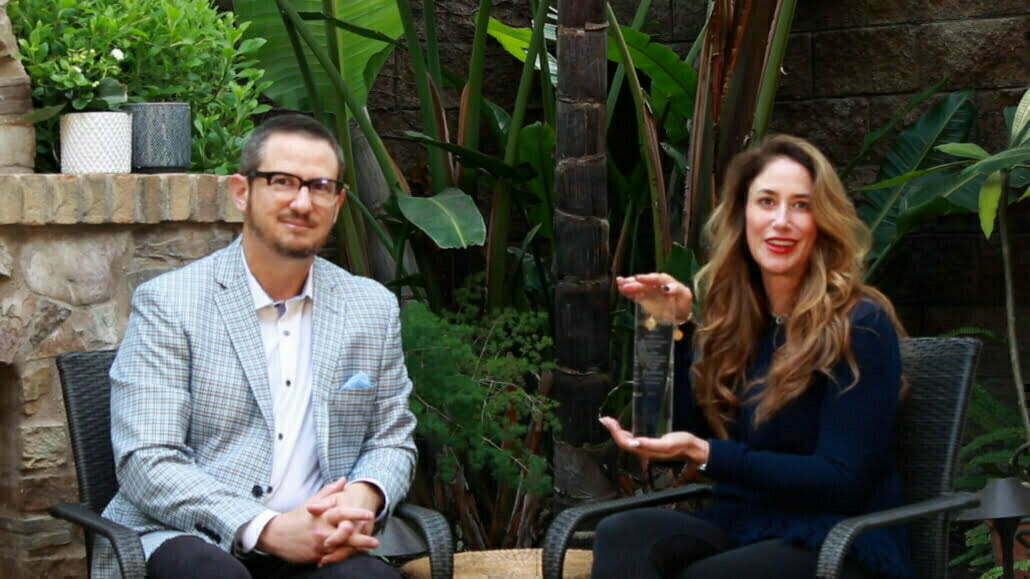 Jeanne y Gideon Bernstein con su premio por su trabajo en la comunidad LGBTQ+
